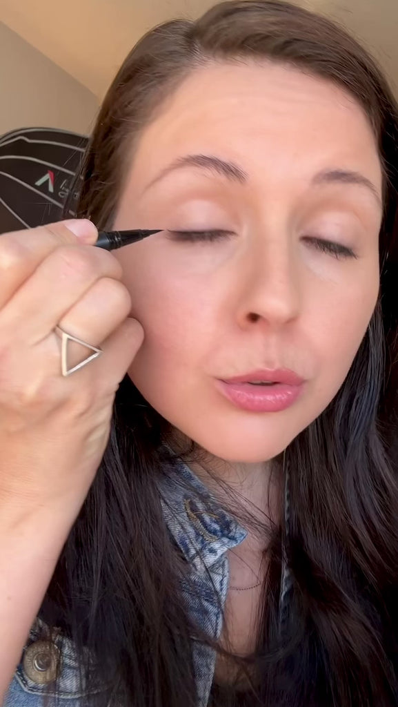 Vidéo eyeliner deux embouts longue tenue ARTIST 